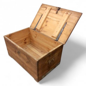 Truhe, Holz Dunkelbraun, Klappdeckel, seitl.Tragegriffe (rostig), H/B/T 47x85x57