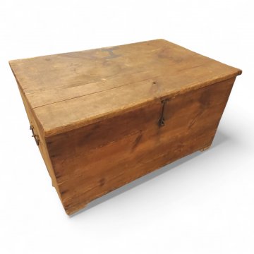 Truhe, Holz Dunkelbraun, Klappdeckel, seitl.Tragegriffe (rostig), H/B/T 47x85x57
