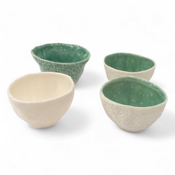 Espressotasse / Sake Becher 3.1. - 3.13., Porzellan 1xgrün/grün, 1x weiß/weiß, 11xgrün/weiß glasiert, ø4,5xH6 - FELICITHAS ARNDT