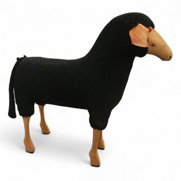 Schaf, Kunstfell schwarz, Holzbeine, Lederohren, Schulterhöhe 60