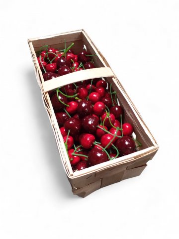 Obstkorb gefüllt mit künstlichen Kirschen,