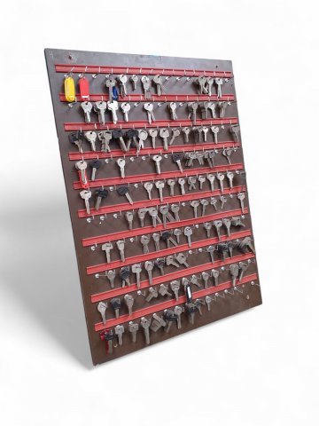 Schlüsselbrett LEKEY, Holz dunkelbraun, bestückt mit diversen Schlüsseln, Metallschienen rot, mit 150 Haken, 61x84,5cm