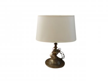 Tischlampe, Messing, runder Sockel, gedrehte Säule, runder Schirm Bordüre beige