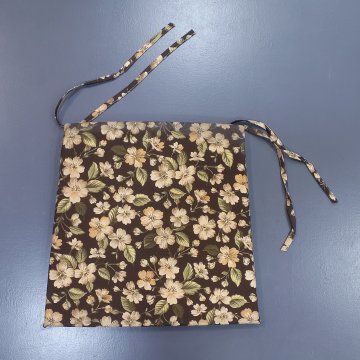 Sitzkissen 30x35 dunkelbraun, beige Blüten mit bräunlichen Blättern, je 2 Bänder
