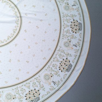 Tischdecke Ø 155 weiß, Streublümchen, Blätterranken, Blumenkörbe in lindgrün, beige + oliv, beige Randeifassung, rund