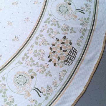 Tischdecke Ø 155 weiß, Streublümchen, Blätterranken, Blumenkörbe in lindgrün, beige + oliv, beige Randeifassung, rund