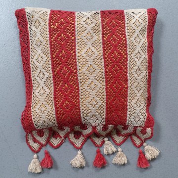 Kissen 45x40 weinrot beige breite Musterstreifen, unten gebogt auslaufend, teilweise mit Quasten ( 8 Stck) Federinlett senf