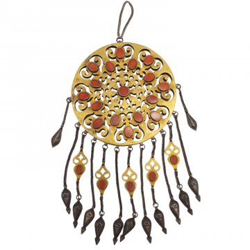 Wandschmuck mit Ketten u. roten Steinen, in Blech gestanzte Blüten, golden