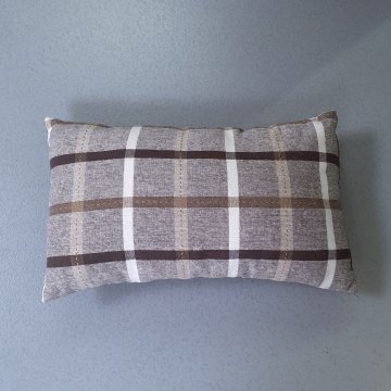 Kissen 45x30 zweiseitig creme/beige gemuschelt, Karoraster  braun beige creme,  Rückseite braun
