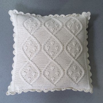 Kissen 40x40 creme, gestrickte Rhomben in Bögen mit je 4 Punkten, Bogenborte mit Loch, Federinlay 