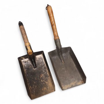 Kohlenschaufel, Metallblatt schwarz, Holzgriff, versch. Ausführungen