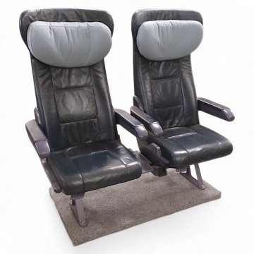 Zugsitz, Doppelsitz aus ICE 3, 1.Klasse, Leder dunkelblau, verstellbar, montiert auf Holzplatte, H/B/T 125x132x60