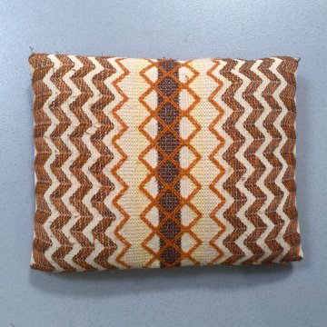 Sofakissen 50x40 Dralon außen orangeschwarzes Zickzackmuster, in Mitte beige/gelb, oranges Zickzack + Gittermuster