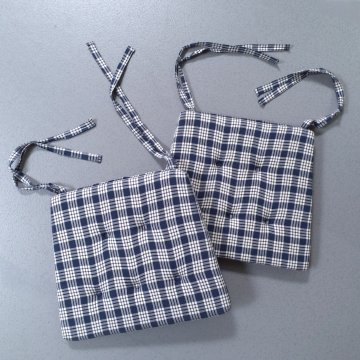 Sitzkissen 40x35x3,5 dunkelblau creme  kariert, 5 Rundpunktnähte + je 2 Bänder an 2 Ecken