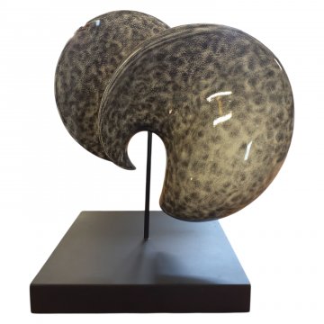 Dekoobjekt Schneckenform Kunstharz, schwarz/beige, quatrtischer Sockel, schadhaft