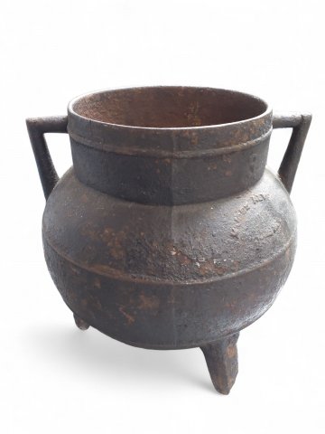 Kessel, Gusseisen, schwarz, auf 3 Füßen stehend, bauchige Form, ca. 26x26x26cm