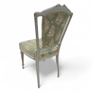 Stuhl LVI Gestell grün, Krönung, Beine kanneliert, Sitz und Rücken grüngrundig geblümter Damast 45x91x55cm.