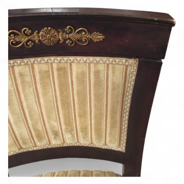 Stuhl EMP Nußbaum, Sitz und Rücken beiger gestreifter Velour, Bronzeornamente, 04/83