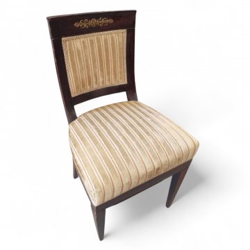 Stuhl EMP Nußbaum, Sitz und Rücken beiger gestreifter Velour, Bronzeornamente, 04/83