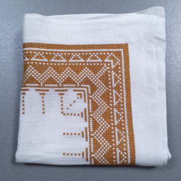 Tischdecke 130x125 weiß, graphische Randbestickung Kreuzstich in senf, 