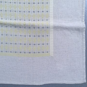 Tischdecke ca. 140x140 Leinen, grob, creme, mittig graphisches Muster in gelb + grau