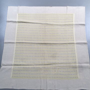 Tischdecke ca. 140x140 Leinen, grob, creme, mittig graphisches Muster in gelb + grau