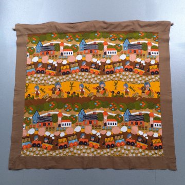 Wandbehang 125x135 Häuser + Eisenbahn, Kinder mit blauen Haaren + Enten