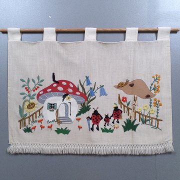Wandbehang 80x110 Dralon creme, bunt applizierte und gestickte Märchenwiese, Schlaufen
