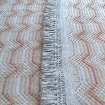 Decke 200x290 Acrylstrick, creme, Strukturstreifen hellgelb apricot fraise, seitl. breite Fransenborte in creme