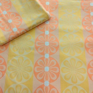 Garnitur 135x195 Damast, Blockstreifen in orange + gelb mit Blüten + Kissen 75x80