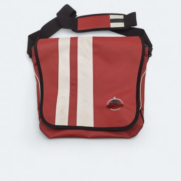 Tasche rot, Umhängetasche, Kunststoff, weiße Streifen, schwarze Ränder, VAUDE