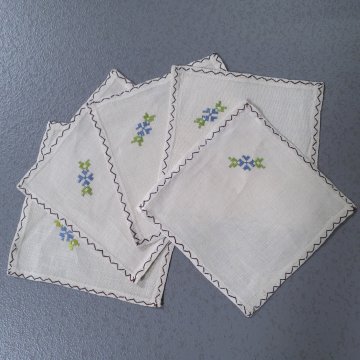 Deckchen 15x15 Leinen, creme, bestickt, brauner Zickzackrand, kleines Muster in blau grün