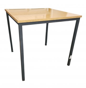 Tisch, Buche Resopal, 80x80 cm, h 75 cm, farblich unterschiedliches Eisengestell und leichte Höhenunterschiede