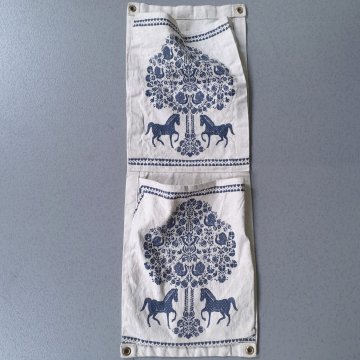 Wandbehang 80x30 Leinen mit 2 aufgenäten Taschen, rohfarben Blaudruck (Pferde + Baumornament)
