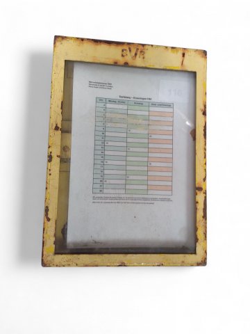 Fahrplanhalter/Fahrplanrahmen, Metall, gelb, Halter an Rückseite, außen: 47,5x32,5cm, innen:43x27,8cm