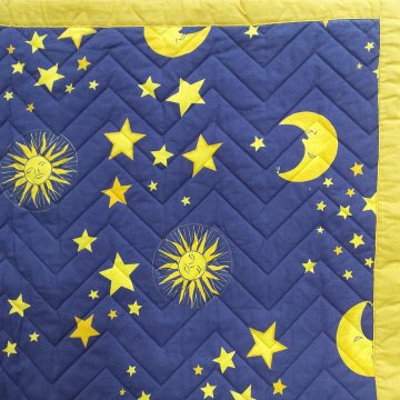 Tagesdecke 210x280 Sonne, Mond + Sterne dunkelblau/gelb, gesteppt