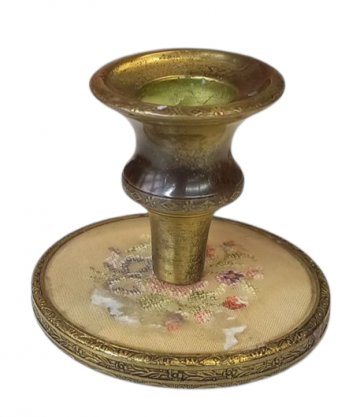 Kerzenleuchter, 1 flg, Messing, Fuß rund mit Stoffeinlage florales Muster, h6cm, ø7cm