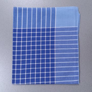 Tischdecke 150x90 blau, weißes Karoraster am Rand als Streifen auslaufend