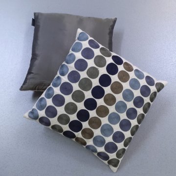 Kissen 45x45 Leinen, hellgrau mit großen seidig aufgestickten Punkten in taubenblau grau olivegrün, Rückseite Seide uni grau