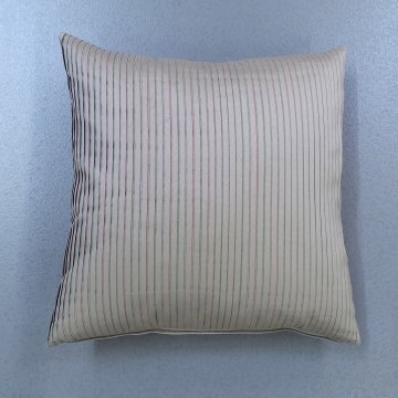 Kissen 45x45 hellbeige, plissiert, zarte Streifen lila rosé resedagrün, Rückseite uni hellbeige, Federinlett