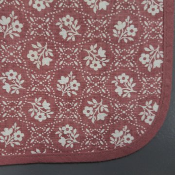 Tischdecke 75x75 braun, kleines weißes Blumenmuster allover, abgerundete Ecken, braune Einfassung