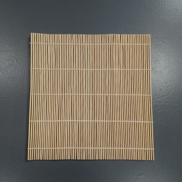 Untersetzer 22x22 naturfarben, feine Rundhölzer mit Faden verbunden