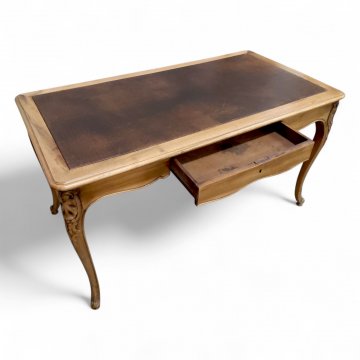 Schreibtisch, CHI, Nußbaum, Beine mit Schnitzerei, 1 Mittelfach, braunes Antikleder, 140x70x74cm