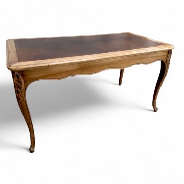 Schreibtisch, CHI, Nußbaum, Beine mit Schnitzerei, 1 Mittelfach, braunes Antikleder, 140x70x74cm