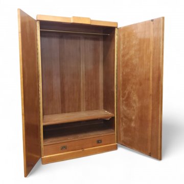 Kleiderschrank, Erle, 2-türig, Mittig geschnitztes Rosenbouquet,Messinggriff reich verziert, Schub innen, H203xB120xT55
