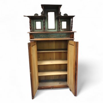 Vertiko, Nußbaum, 2 Türen, 1 Schub, Bronzebeschläge, Aufsatz gedrehte Säulen, Puppen, 3 Spiegel, 97x47x136(54)