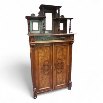Vertiko, Nußbaum, 2 Türen, 1 Schub, Bronzebeschläge, Aufsatz gedrehte Säulen, Puppen, 3 Spiegel, 97x47x136(54)