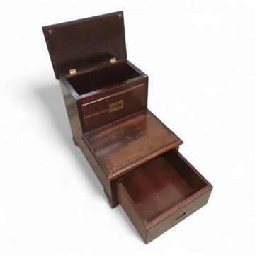 Büchertritt, englisch, Mahagoni, 2 Stufen, Messingbeschläge, 1 Stufe mit Klappdeckel, 1 Schub.