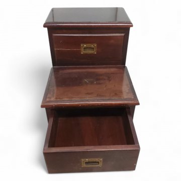 Büchertritt, englisch, Mahagoni, 2 Stufen, Messingbeschläge, 1 Stufe mit Klappdeckel, 1 Schub.