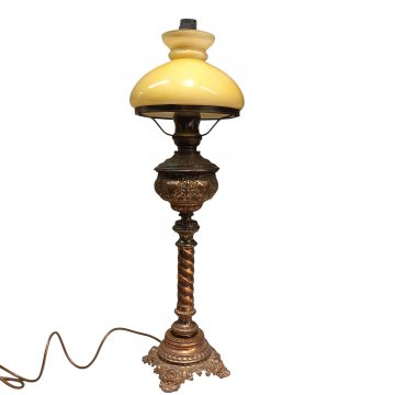 Petrotischlampe, Messing in Kupferoptik, gedrehte Säule, verzierter Fuß mit Engelsköpfen, 1flg.E27